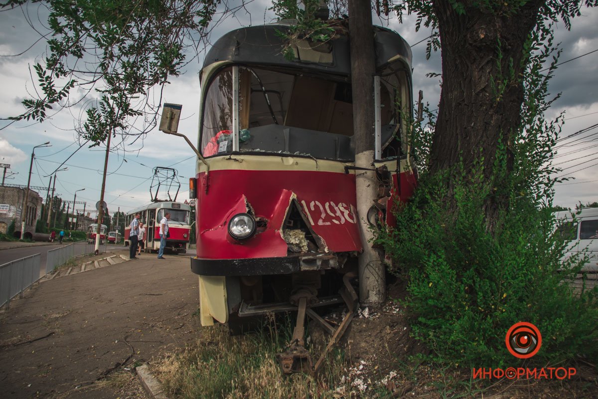 В Днепре на Каруны трамвай сошел с рельсов и врезался в дерево