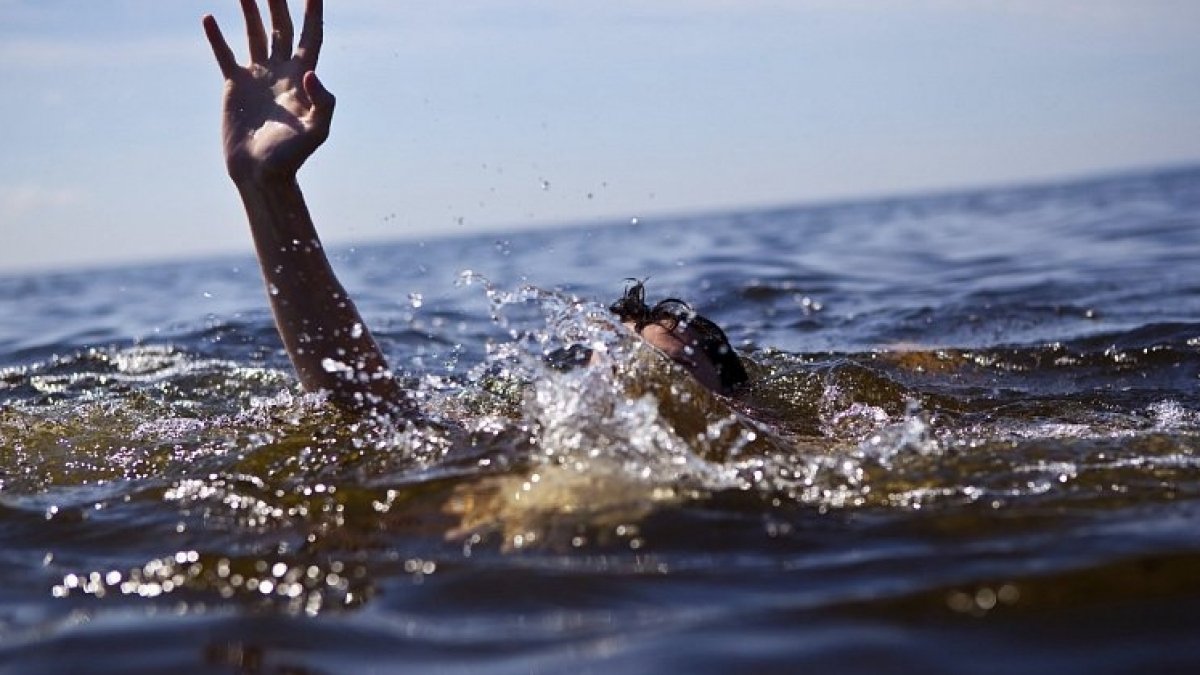 В Днепре спасли мужчину, которого унесло течением от берега: видео момента с бодикамеры
