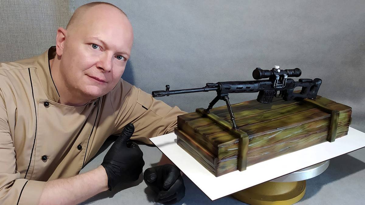 Кондитер из Днепра сделал торт в форме снайперской винтовки