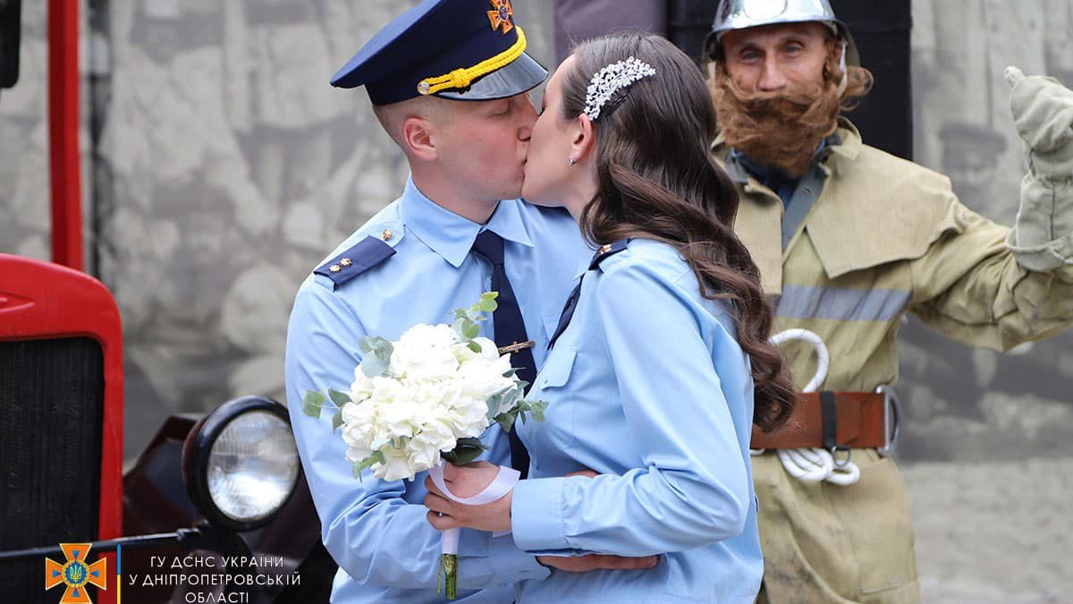 Любовь сильнее войны: в Днепре спасатели сыграли свадьбу