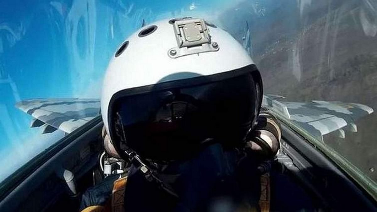 Настоящий ас: над Днепропетровской областью пилот смог увернуться от вражеской ракеты