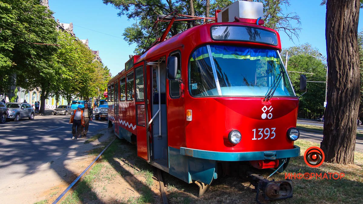 В Днепре на Яворницкого сошел с рельсов трамвай №1