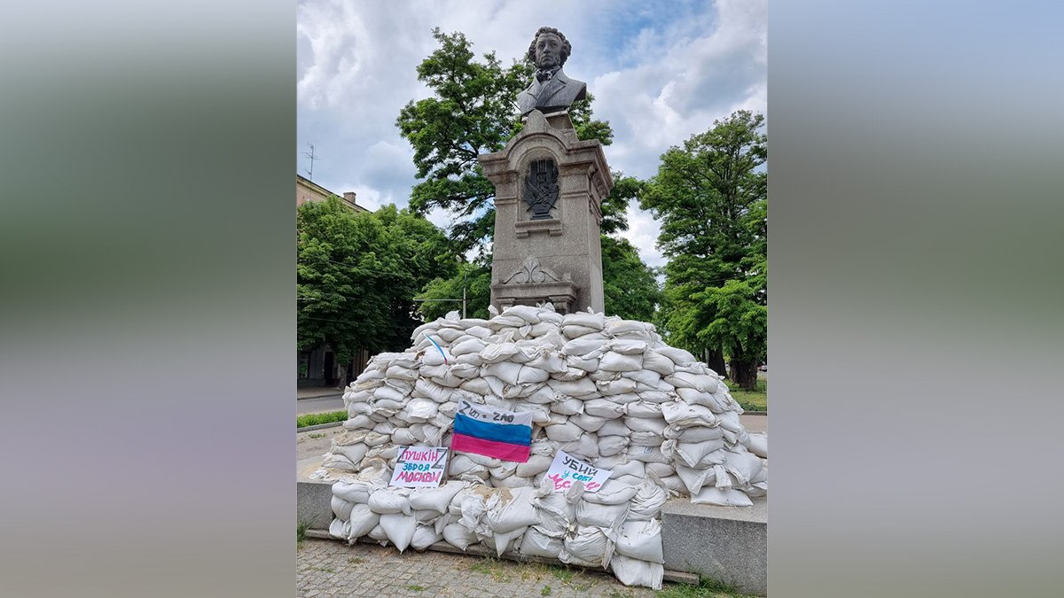 В Днепре предлагают заменить памятник Пушкину, к которому возлагал цветы путин, а также переименовать проспект