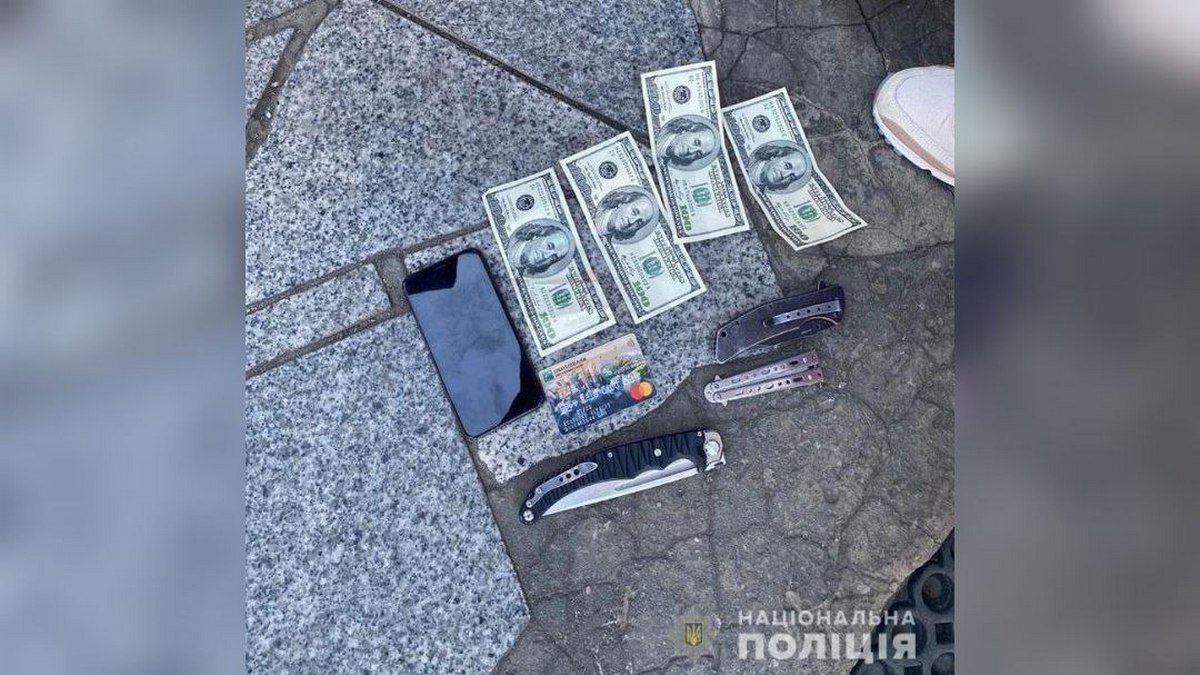 В центре Днепра задержали 24-летнего мужчину, который ограбил человека и вымогал и у него деньги