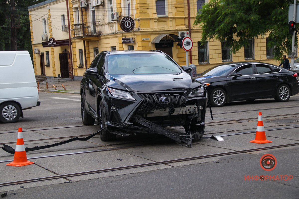 В Днепре на Чернышевского столкнулись Lexus и Kia: движение трамваев перекрыто