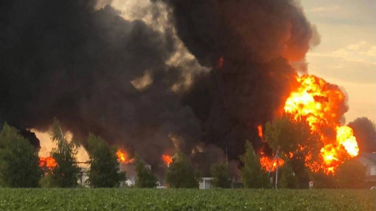 Спасатели больше 4 суток ликвидировали пожар на обстрелянной нефтебазе в Новомосковском районе