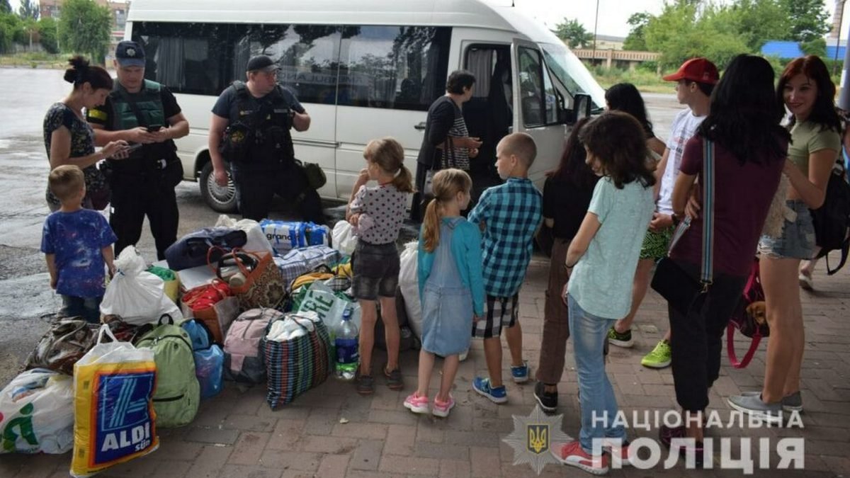 Полицейские эвакуировали многодетную семью из Донецкой области в Днепр