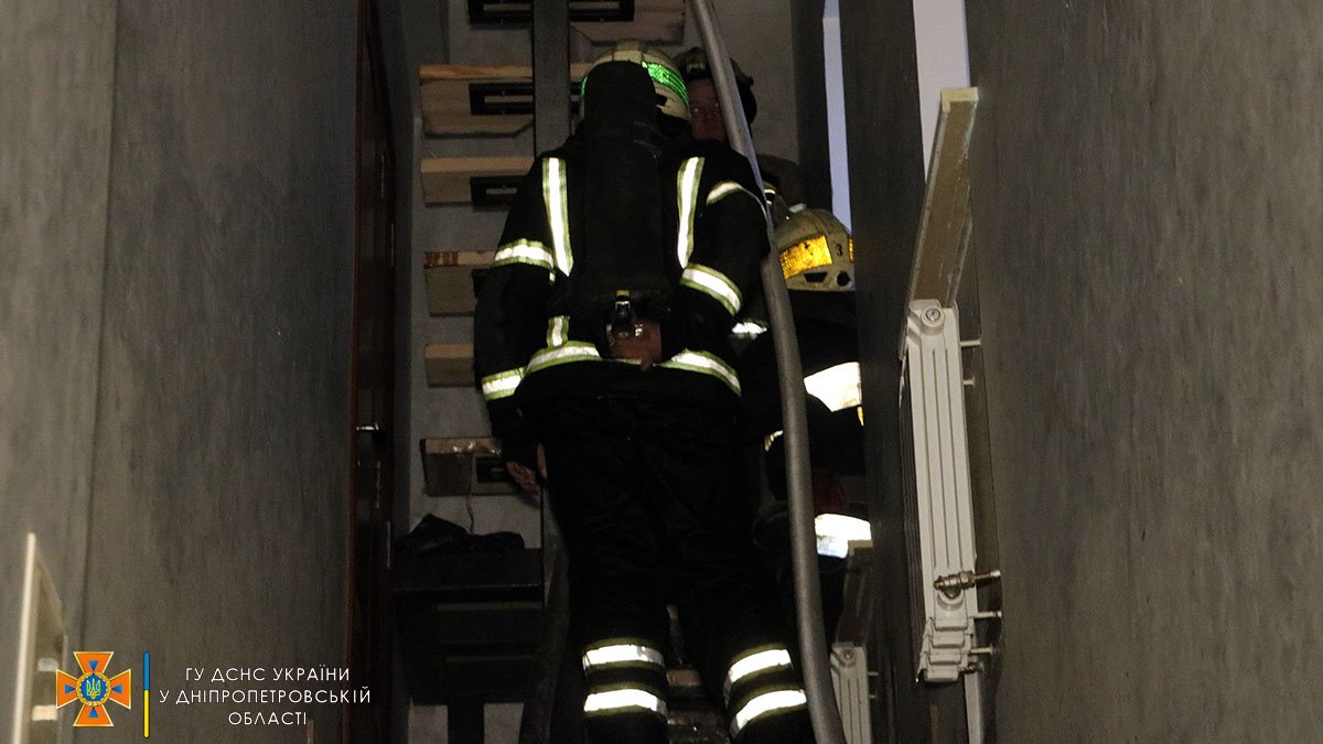 В Днепре на Острожского горел двухэтажный дом: пострадал мужчина