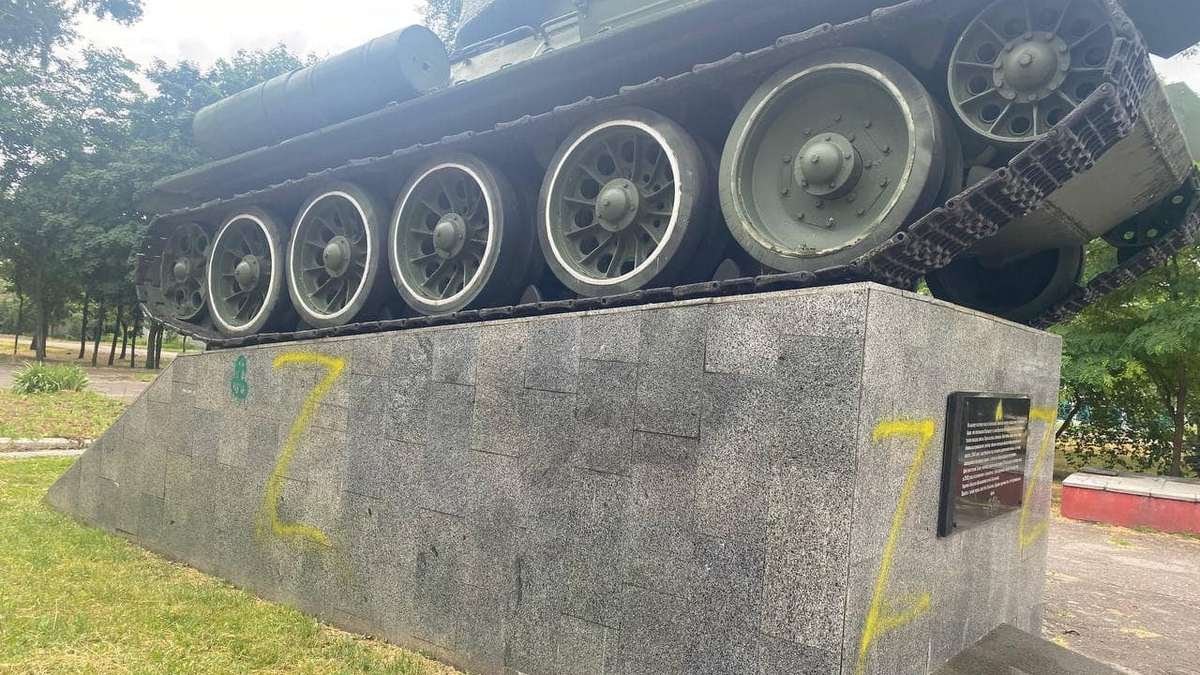 В Днепре на мемориале нарисовали символику оккупантов: за информацию о вандалах обещают 10 тысяч гривен