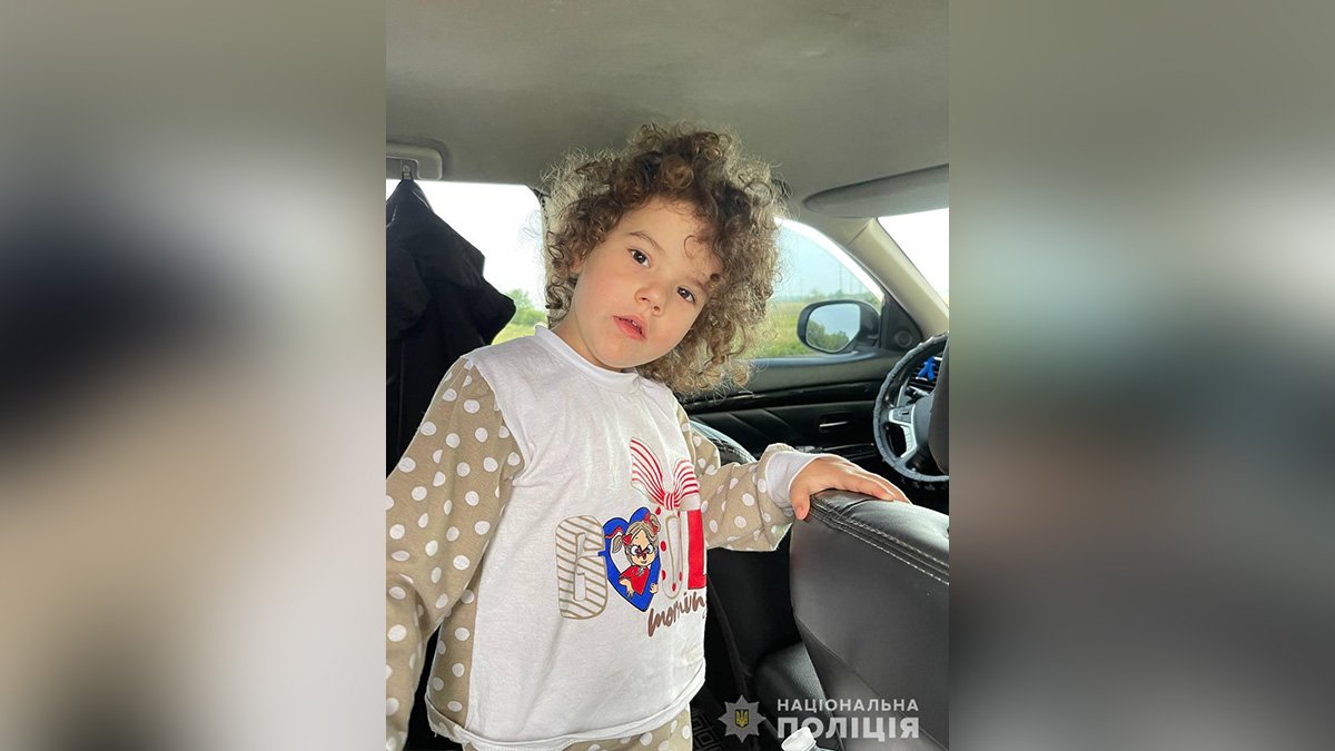На обочине дороги в Днепропетровской области нашли маленькую девочку в пижаме: помогите найти родителей