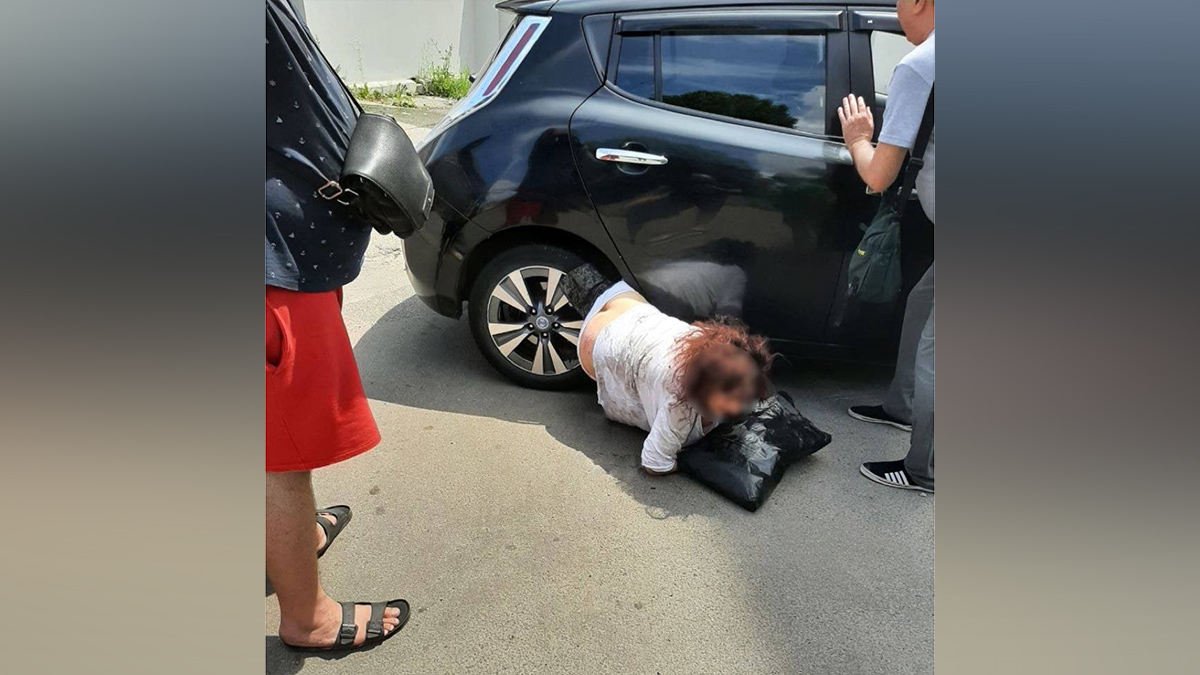 В Днепре Nissan наехал на женщину: ноги пострадавшей "намотало" на колесо
