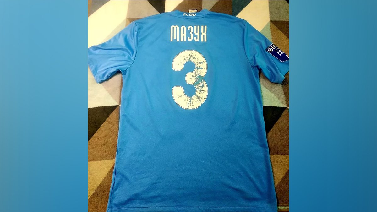 В Днепре на лотерею в поддержку бойцов выставили оригинальную футболку ФК «Днепр»