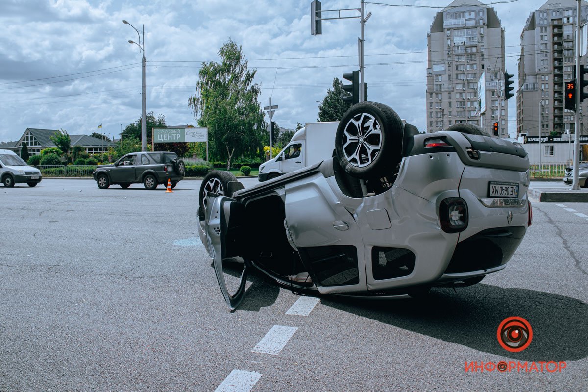 В Днепре на Слобожанском Renault после столкновения с Land Rover перевернулся на крышу