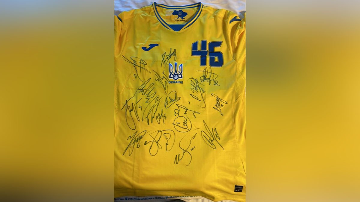 В Днепре на благотворительной лотерее разыгрывают футболку экс-игрока «Днепра» с автографами футболистов сборной Украины