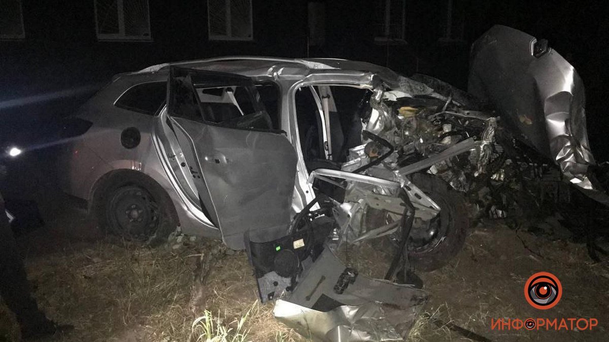 В Днепре на Софьи Ковалевской Renault врезался в дерево: пассажир авто погиб