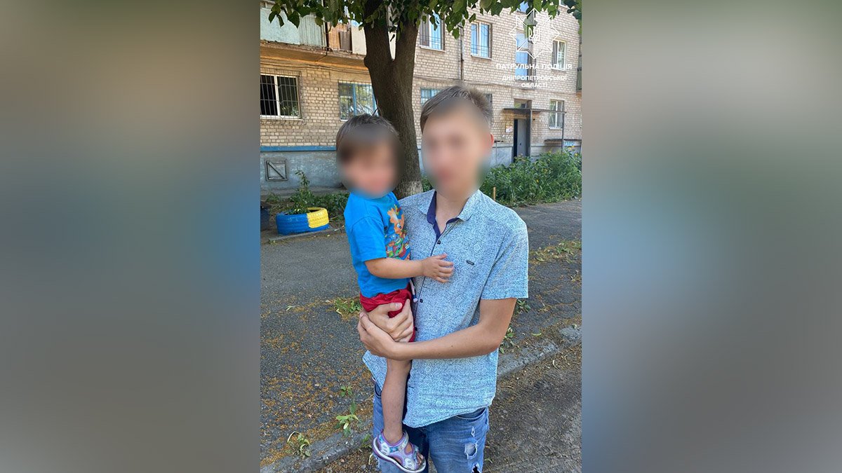 В Днепре на улице нашли 3-летнего мальчика: он сам открыл двери и вышел из квартиры