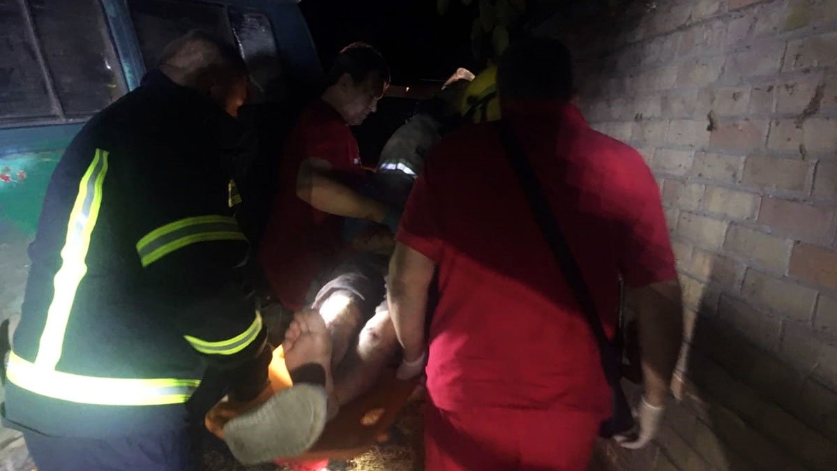 В Никополе ВАЗ врезался в дерево: водителя доставали из авто спасатели