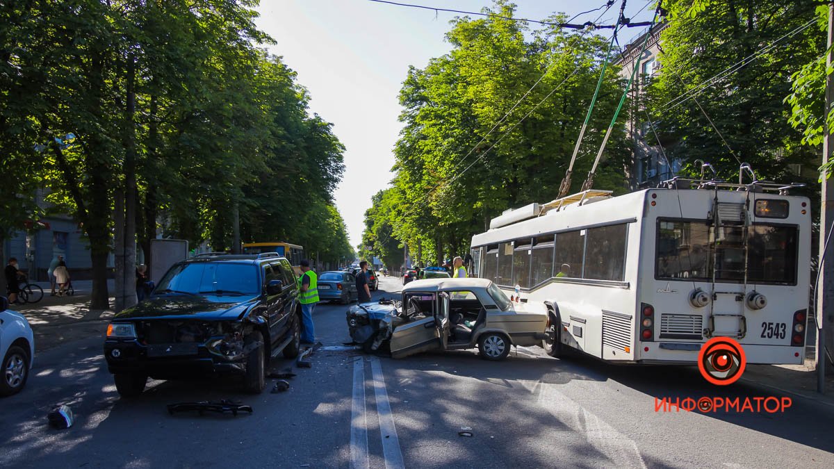 В Днепре на Титова столкнулись ВАЗ и Mitsubishi: двое пострадавших