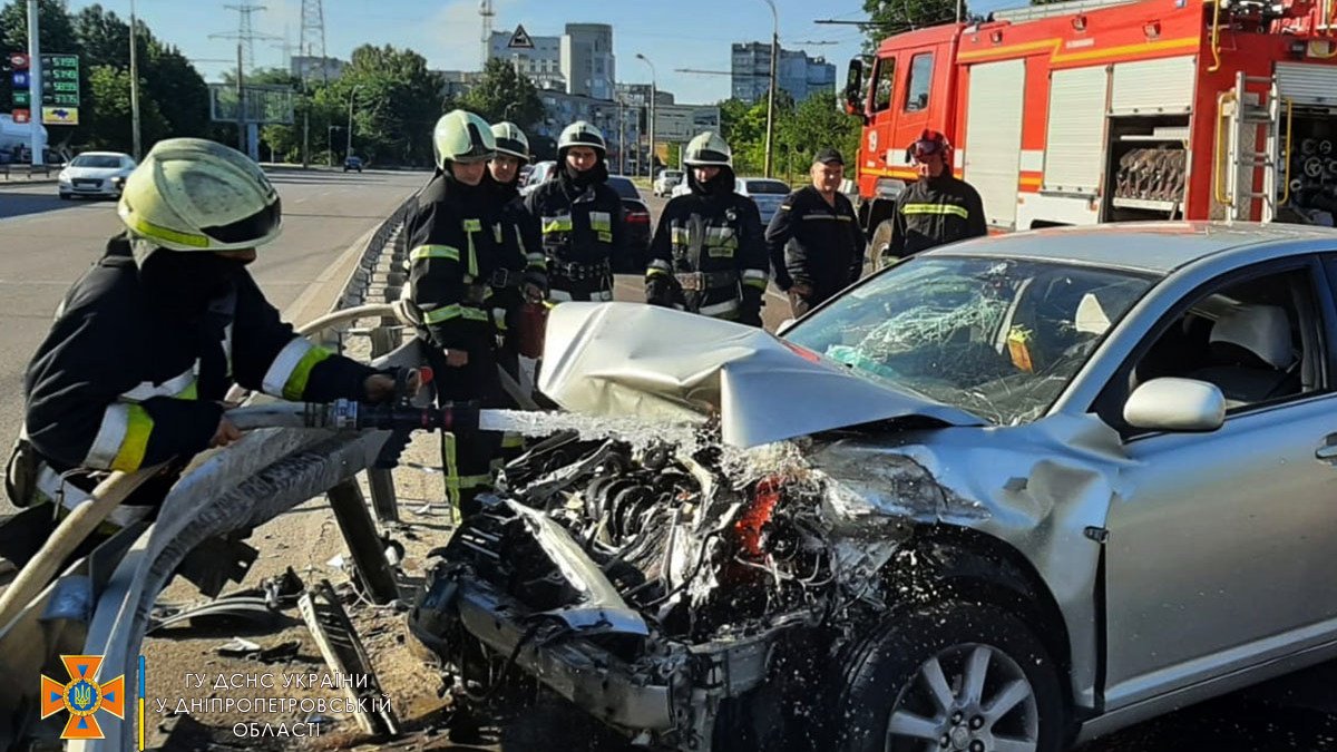 В Днепре на Запорожском шоссе Toyota врезалась в отбойник