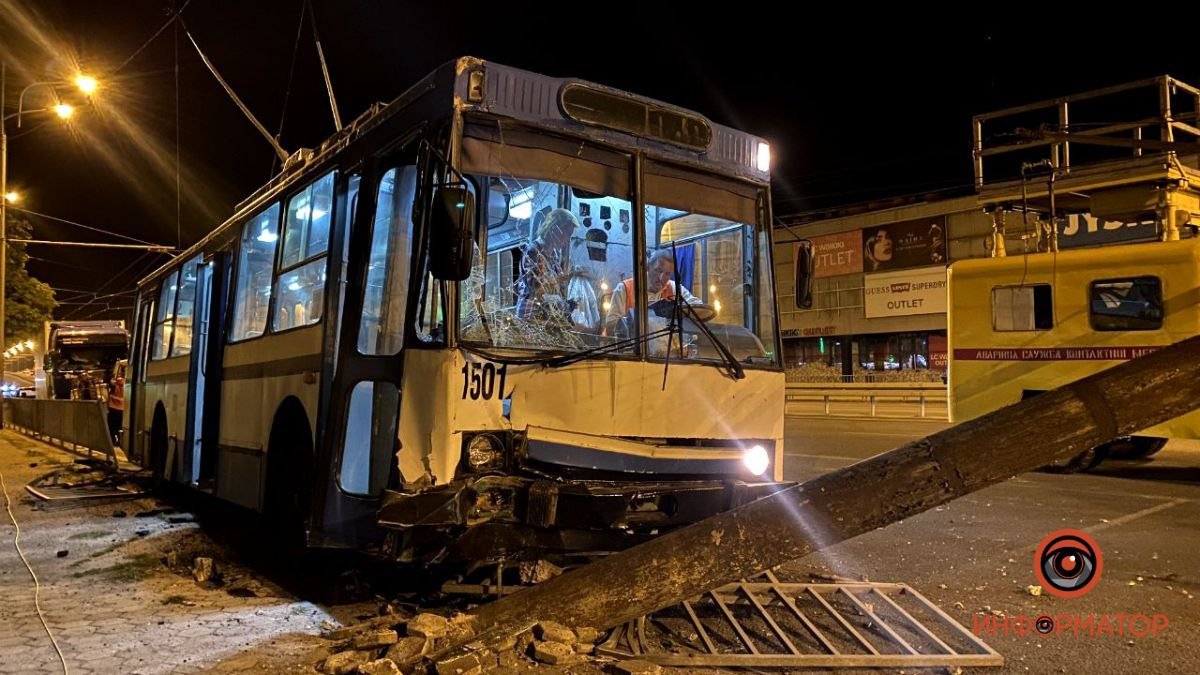 В Днепре на Слобожанском троллейбус снес фонарный столб и дорожное ограждение