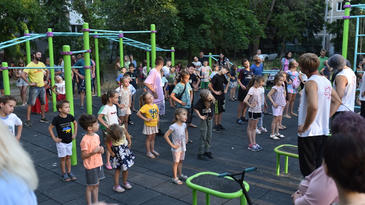 У Дніпрі на Янтарній відкрили новий сквер, дитяче містечко та спортивний майданчик