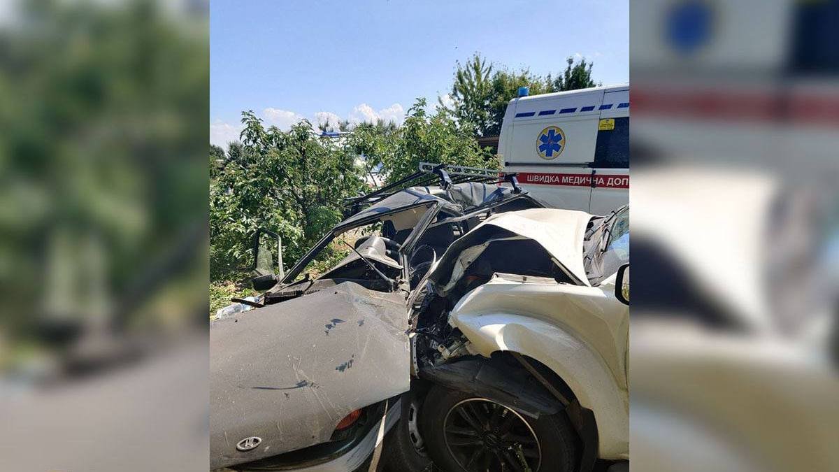 В Днепре на Моторной столкнулись ВАЗ и Nissan: пострадали три человека