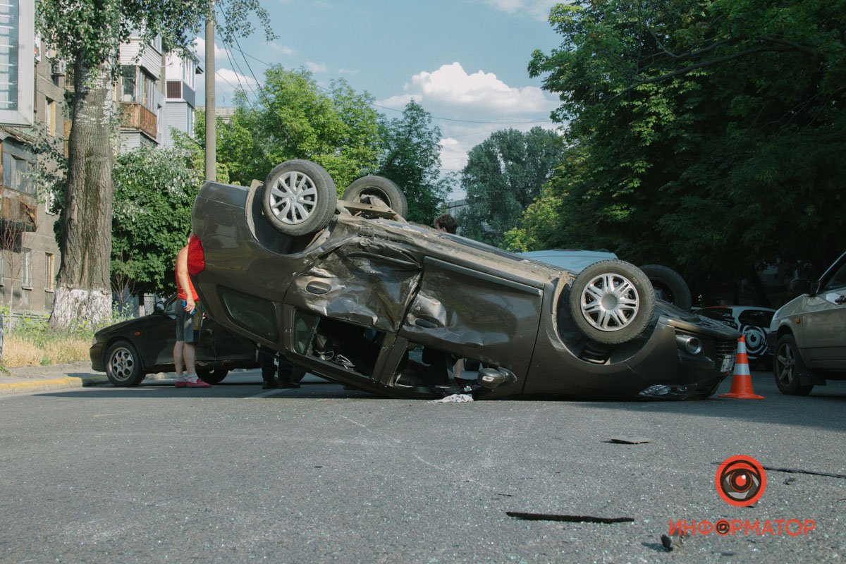 В Днепре на Владимира Великого столкнулись три Renault: один из них перевернулся на крышу