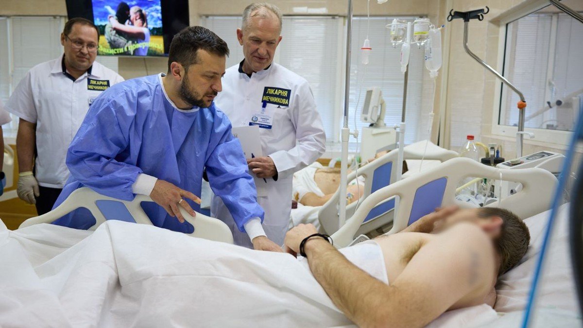 Владимир Зеленский посетил больницу Днепра, где проведал и наградил раненных бойцов