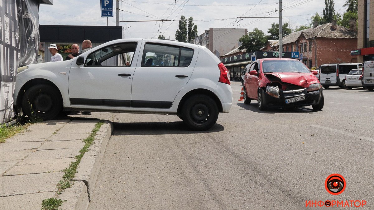В Днепре на Калиновой Renault столкнулся с Chevrolet и врезался в торговый павильон
