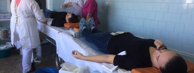 В Днепре люди пришли сдать кровь для раненых бойцов АТО