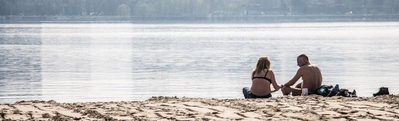 "Солнечные" ванны, купание и чтение книг: как отдыхают горожане на главных пляжах Днепра
