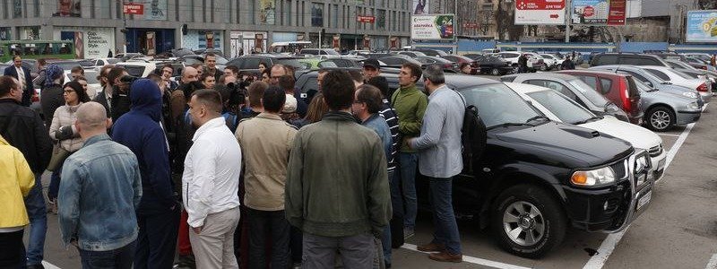 Борьба продолжается: активисты "освободили" парковку возле ЦУМа