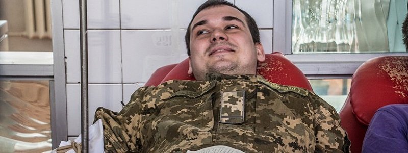 Помощь идет: в Днепре военные сдали кровь для детей Донбасса