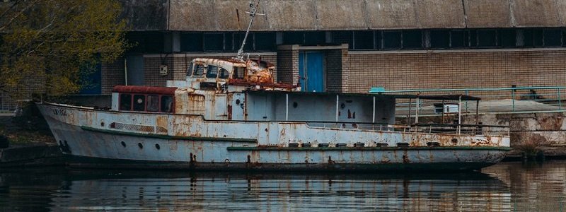 Заброшенные и забытые: как выглядят корабли-"призраки" в Днепре