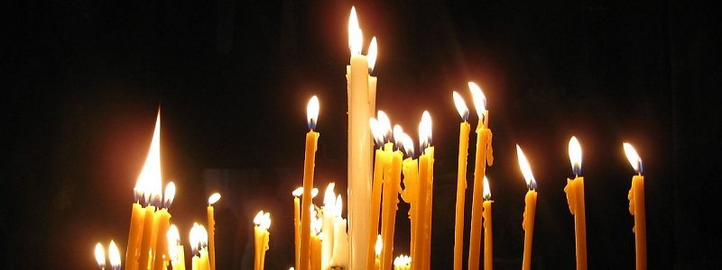 В Днепре готовятся к Пасхе: люди в храмах ставят свечи и читают молитвы