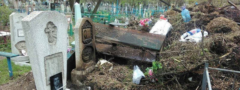 Вандализм в доме мертвых: неизвестные подожгли могилы на кладбище Клочко-6