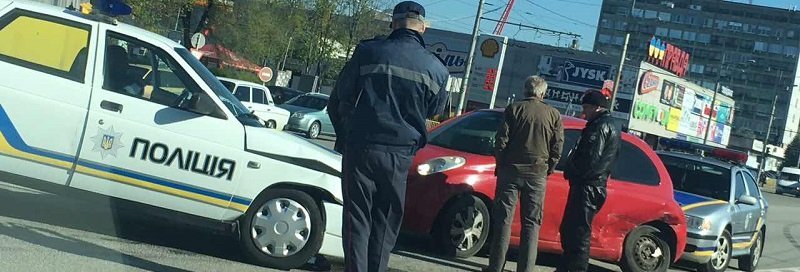 ДТП на Слобожанском: Nissan въехал в экипаж полиции