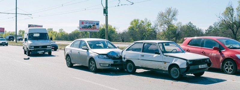 На Кайдакском мосту столкнулись 3 автомобиля: образовалась пробка
