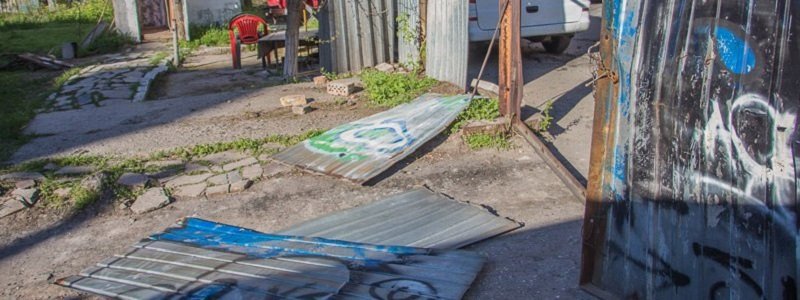 Вандализм в Днепре: неизвестные разрушили забор возле Дома с атлантами