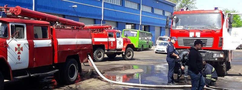 Пожар в ремонтном боксе Днепра: сгорел Mercedes
