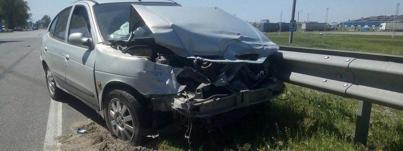 ДТП на Донецком шоссе: пьяный водитель Renault въехал в отбойник