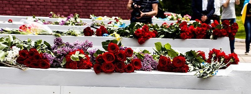 В Днепре торжественно возложили цветы к Мемориалу воинам, погибшим во Второй мировой войне