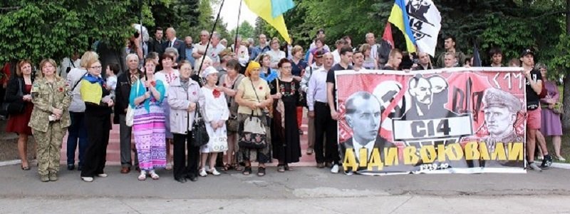 В Днепре прошел Марш Примирения с портретами Бандеры и Шухевича