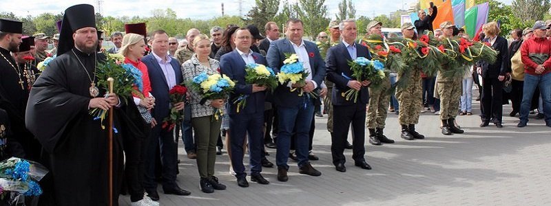 В Днепре почтили память погибших и возложили цветы к памятнику 152-й дивизии