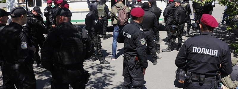 Драка в Днепре: полицейских, которые были в сговоре с "титушками", уволят