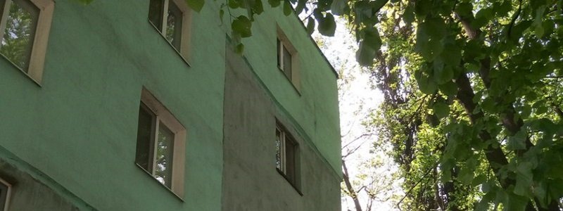 На проспекте Богдана Хмельницкого маленькая девочка выпала из окна 5 этажа
