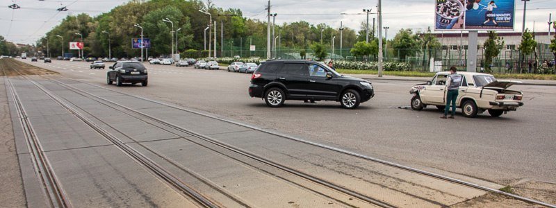ДТП на проспекте Богдана Хмельницкого: столкнулись Hyundai и ВАЗ