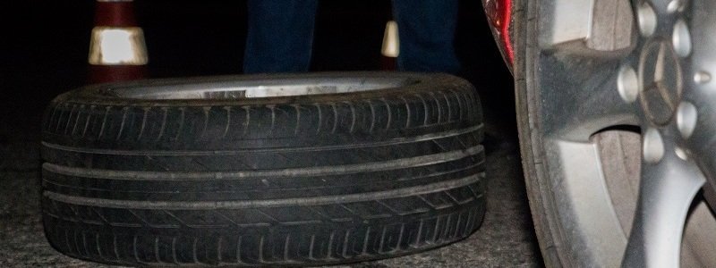 Ямы на дорогах: на Малиновского Mercedes остался без колеса