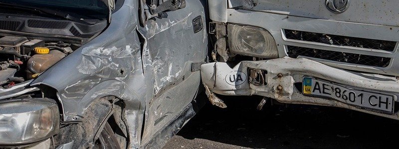 ДТП на Запорожском шоссе: столкнулись Opel Astra и грузовик Богдан