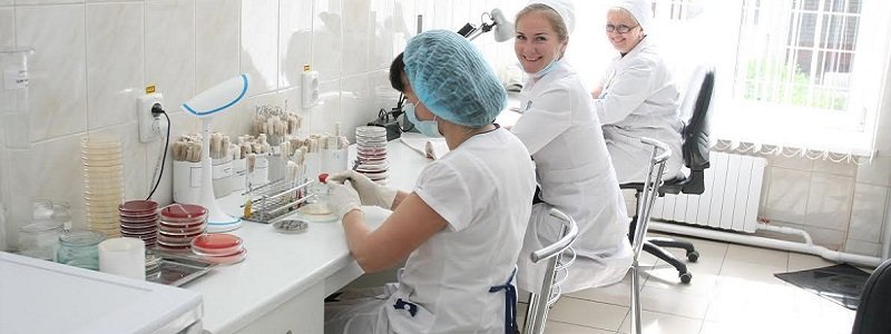 Представители Днепровского горсовета посетили современную бактериологическую лабораторию на базе городской клинической больницы № 9